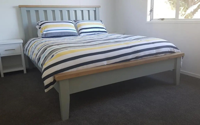 Karoro the Beach Front Bach with Views To Die For! – Guest Rooms – Raglan