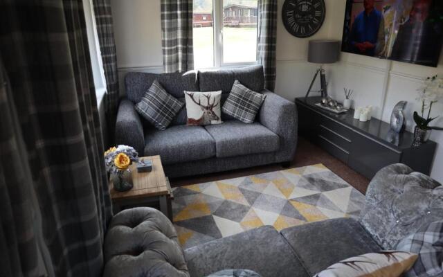 HEDDFAN, Luxury 3 bedroom timber lodge, Caer Beris Holiday Park, Builth Wells
