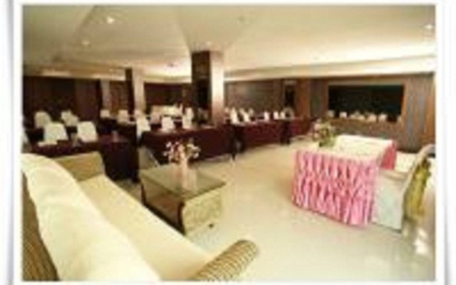 Convenient Grand Hotel (SHA Extra Plus)