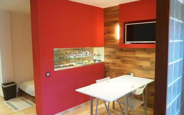 apartamento aislado jardín y piscina