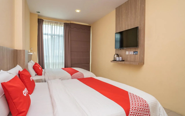 OYO 44078 The Island Hotel