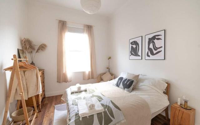 Spacious 2 bedroom sea view flat. Sleeps 6