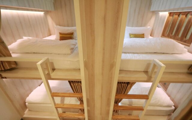 Mariya Lady Hostel At Suvarnabhumi Airport - Female Only