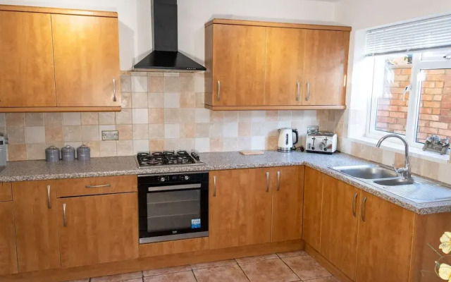 Catsbrook House - Sleeps 7 - Business Travellers Accommodation