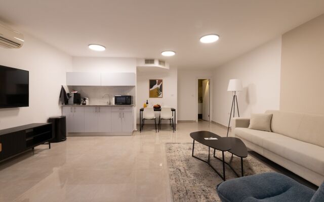 Huge & Lovely Unit 2BR 2BT By the beach