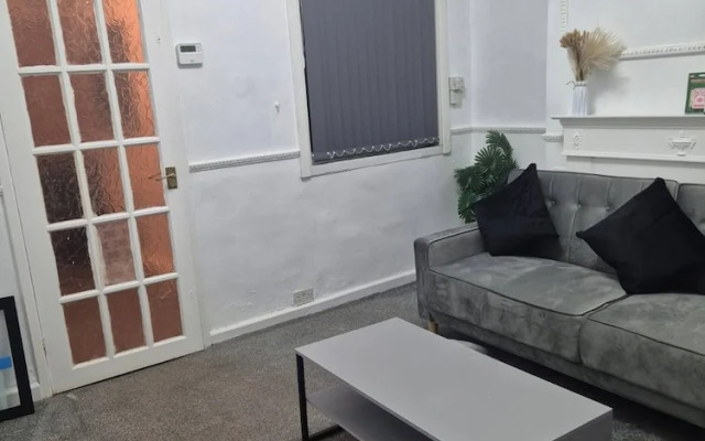 3 Bed Home Free Wifi & Netflix Central Location