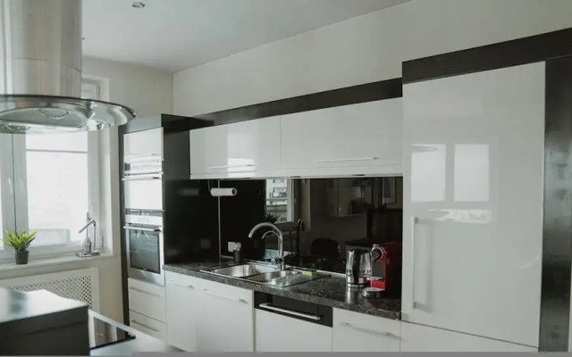 Chic Metro-side Apartment