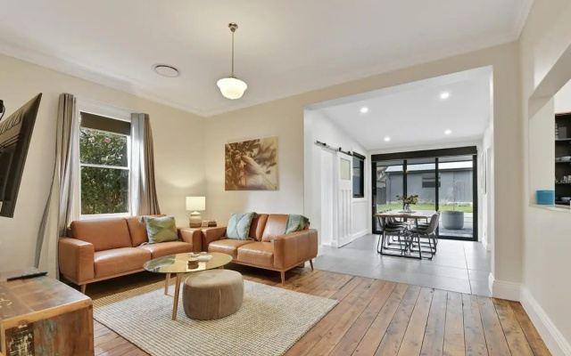 Best Nest on March Cosy Home in CBD Firepit – Balcony – Orange