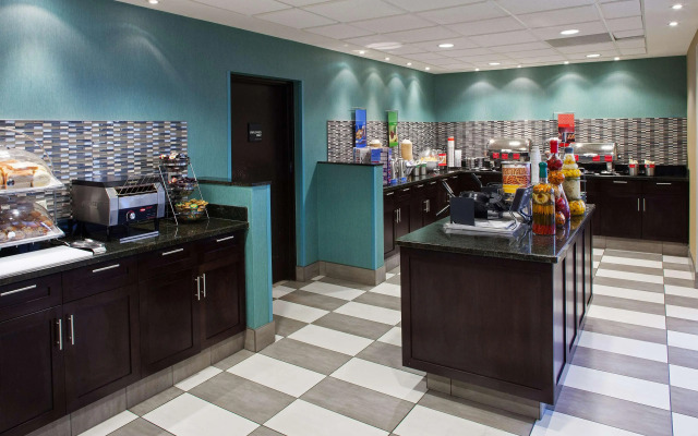 Hampton Inn & Suites By Hilton Toronto Airport
