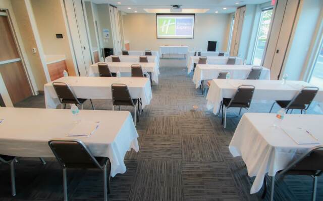 Holiday Inn Express & Suites Miami Airport East, an IHG Hotel