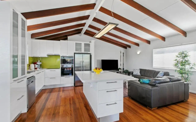 Ivy Street 7, Dicky Beach