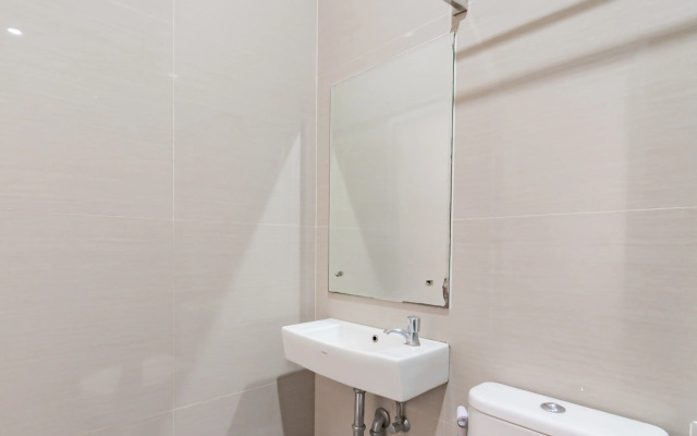 RedDoorz Plus @ Point Phila Cihampelas