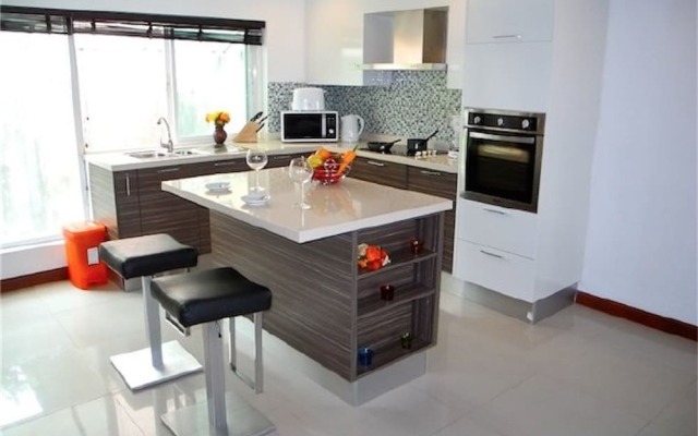 Sunrise 3 bedrooms Modern Apartment In Nai Harn