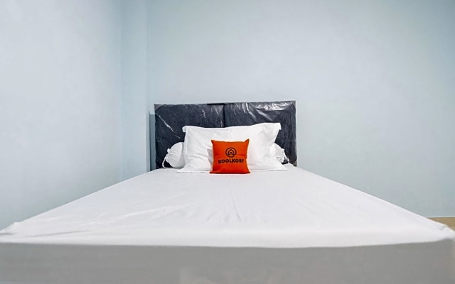 KoolKost Syariah near Green Pramuka Square Mall - Minimal Stay 6 Nights – Guest Rooms – Jakarta