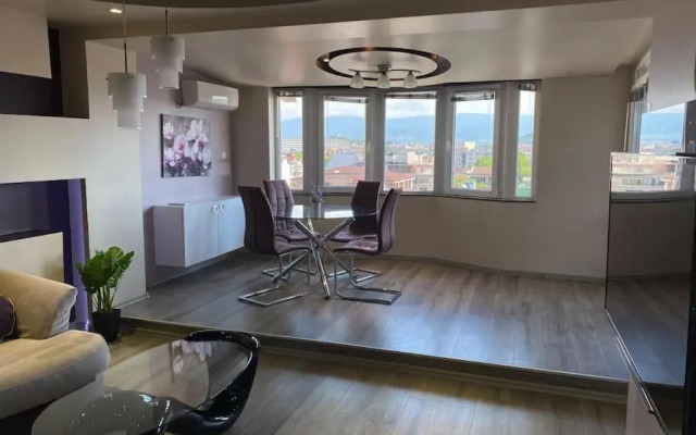 Modern 1BR Apartment with Hill View & Free Street parking