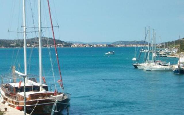 Apartments Luna Tisno