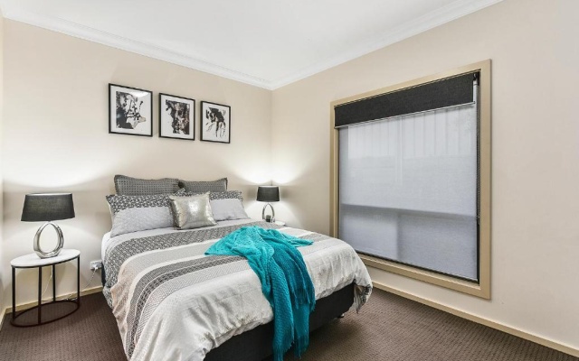 Accommodation On Lansell 1 being Unit 1 of 6 Lansell Street – Guest Rooms – Mount Gambier