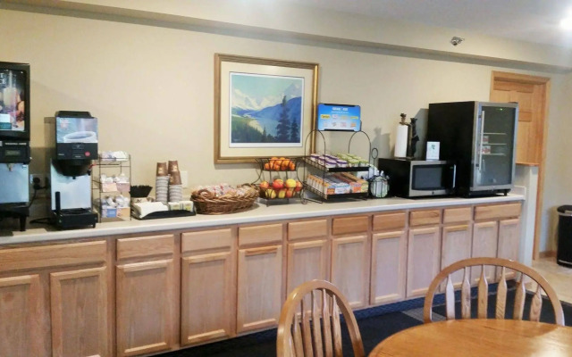 Lakeshore Inn & Suites