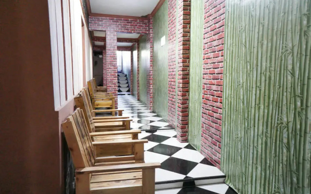 RedDoorz near Alun Alun Batu