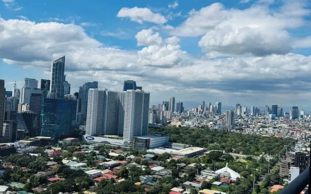 2 bedroom with 2 Balconies Skyline View