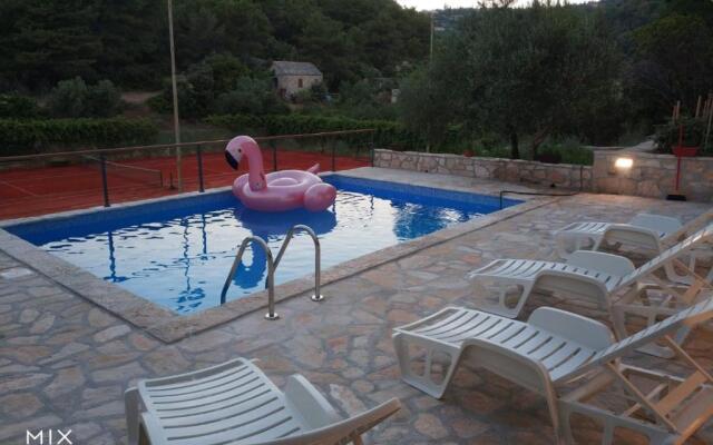 Tennis court Studio Slivje with pool