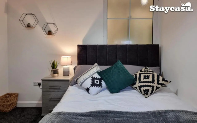 Beautiful 6-Bedroom House Manchester