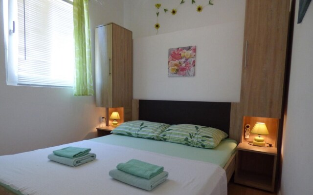 Awesome Home in Mimice With 3 Bedrooms, Jacuzzi and Wifi