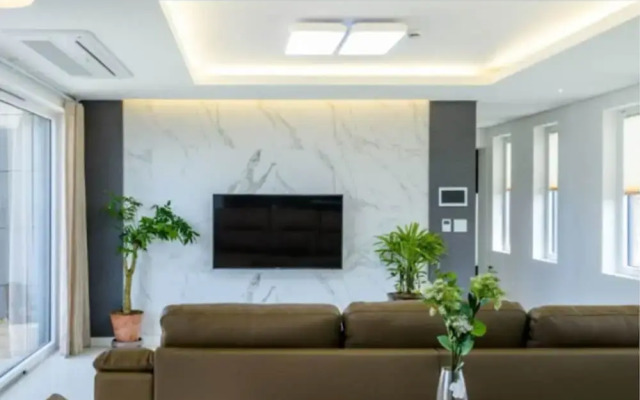 Chandelier Pension