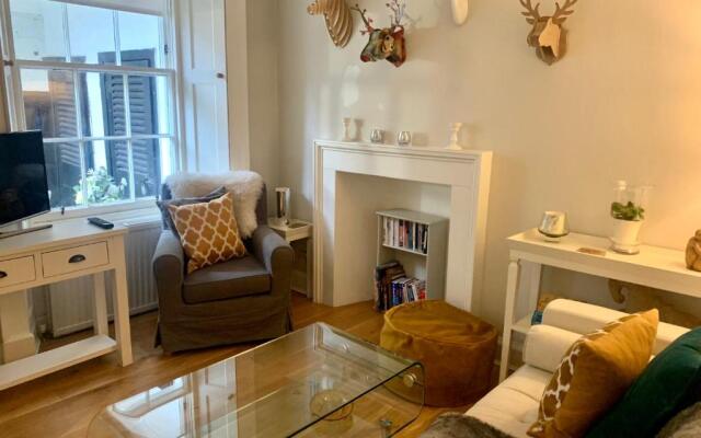 Contemporary Edinburgh 2B City Centre garden flat, close to Castle