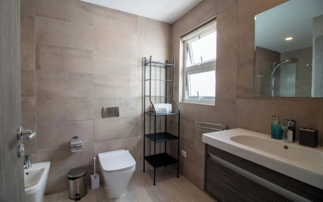 Modern 2BR Apartment - Paseo del Mar