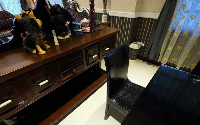 Textile Girl Romantic Homestay