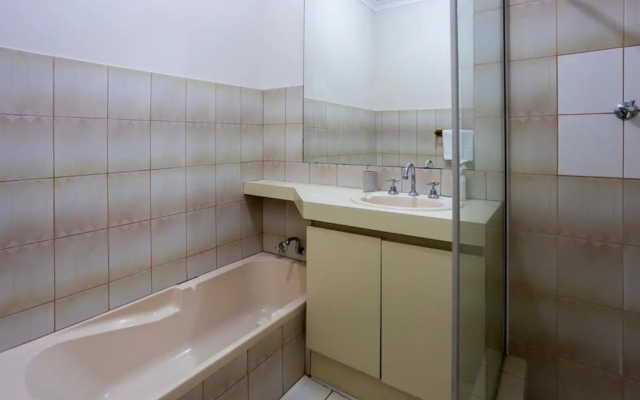Comfortable 2 Bedroom Home in Trendy Victoria Park