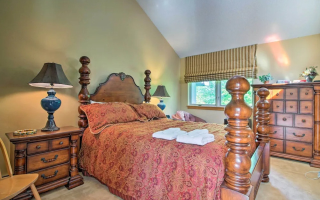 Killington Condo w/ Spa ~ 3 Miles to Ski Resort!