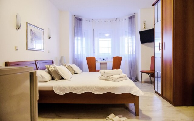 Apartment and Rooms Ana