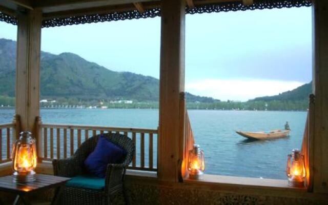 Sukoon Houseboat Kashmir