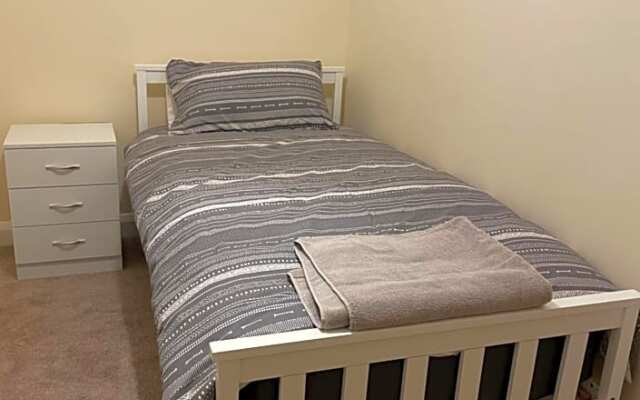 Private Rooms In A Cheerful 4-Bedroom Town House