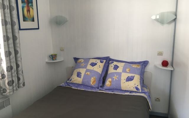 Chalet Orange Naturiste la Jenny