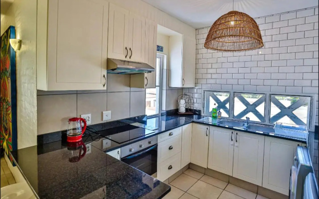 32 Akrotiri - Families only