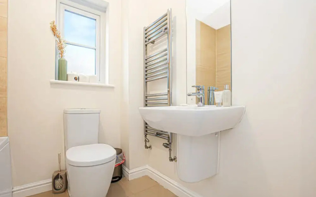 Detached 4 Bed-ultrafast Wifi,garden,free Parking
