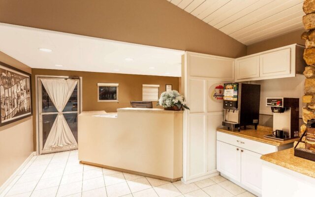 Super 8 by Wyndham Canoga Park