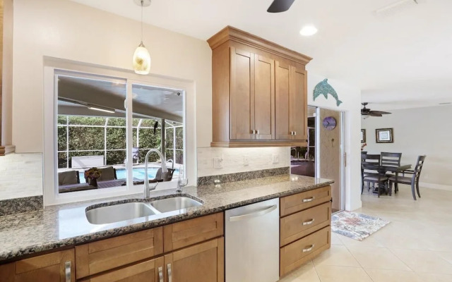 Centrally Located Pet-friendly Home With spa and Pool