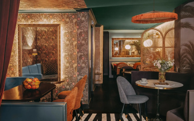 Snob Hotel