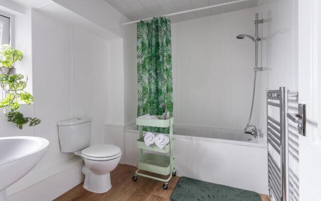 Stylish Apartment next to Windermere Train Station