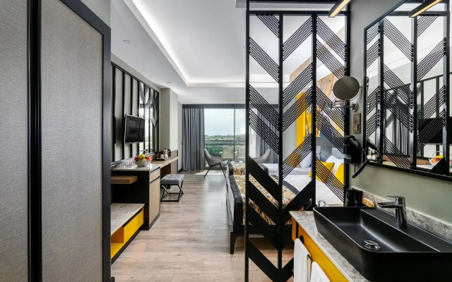 Arnor De Luxe Hotel