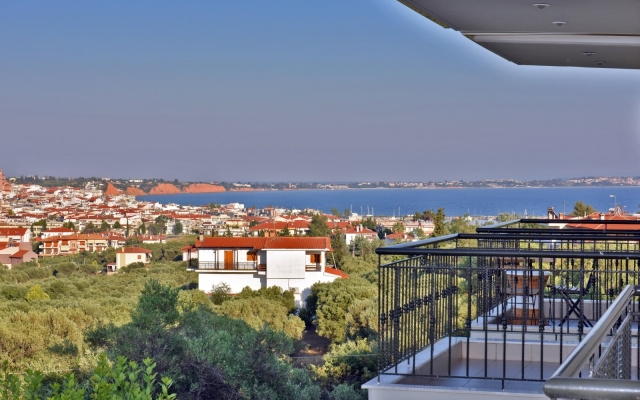 Eleon Maisonettes (right) - Nea Moudania Halki...