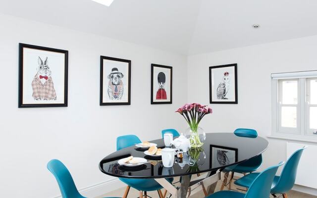 Bright 1BR flat in West London