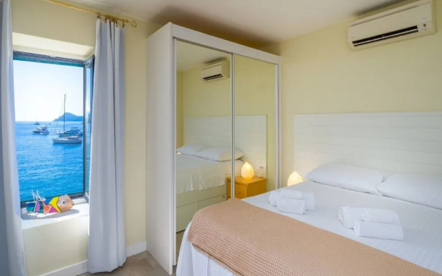 Villa Lola - Four Bedroom Villa With Sea View