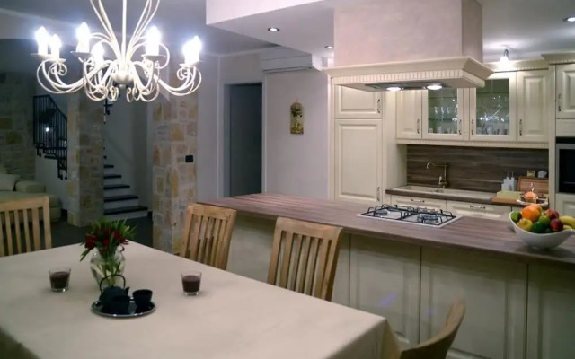 Berna - Pool House - H