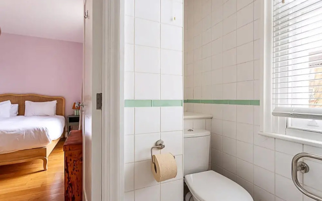 Chic Gunter Grove Flat - London Retreat