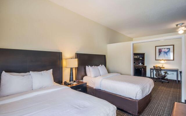 Clarion Inn & Suites Central Clearwater Beach